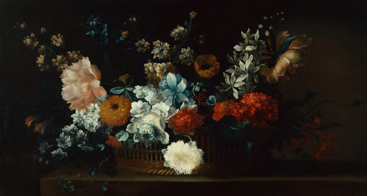 Peonie, crisantemi e altri fiori in un cesto